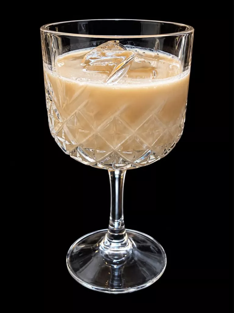 Boisson lactée glacée dans un verre en cristal