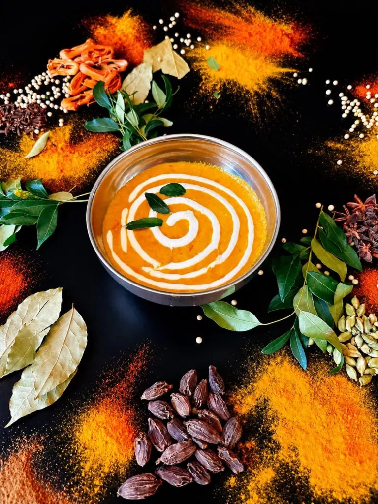 Soupe de lentilles décorée d’une spirale et de feuilles de curry