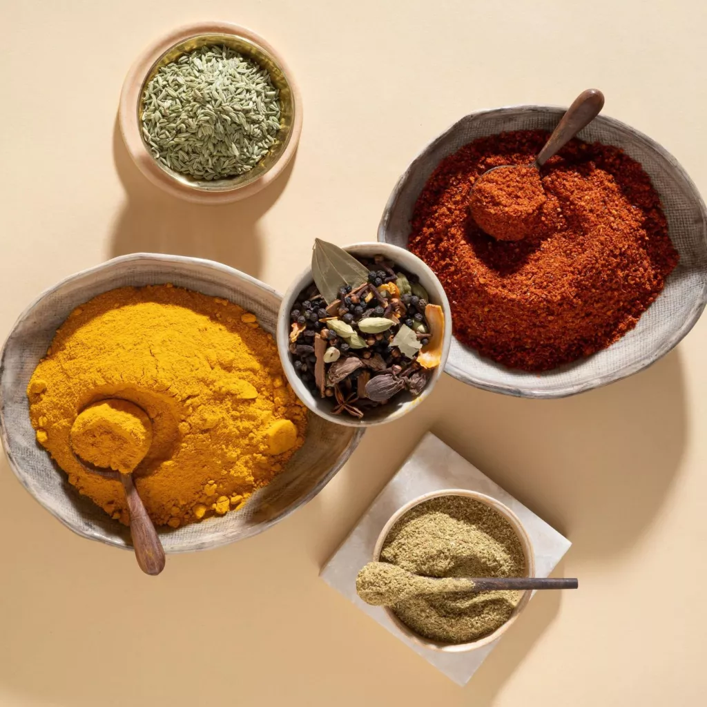 Bols d’épices : curcuma, piment, graines de fenouil, coriandre moulue et épices entières