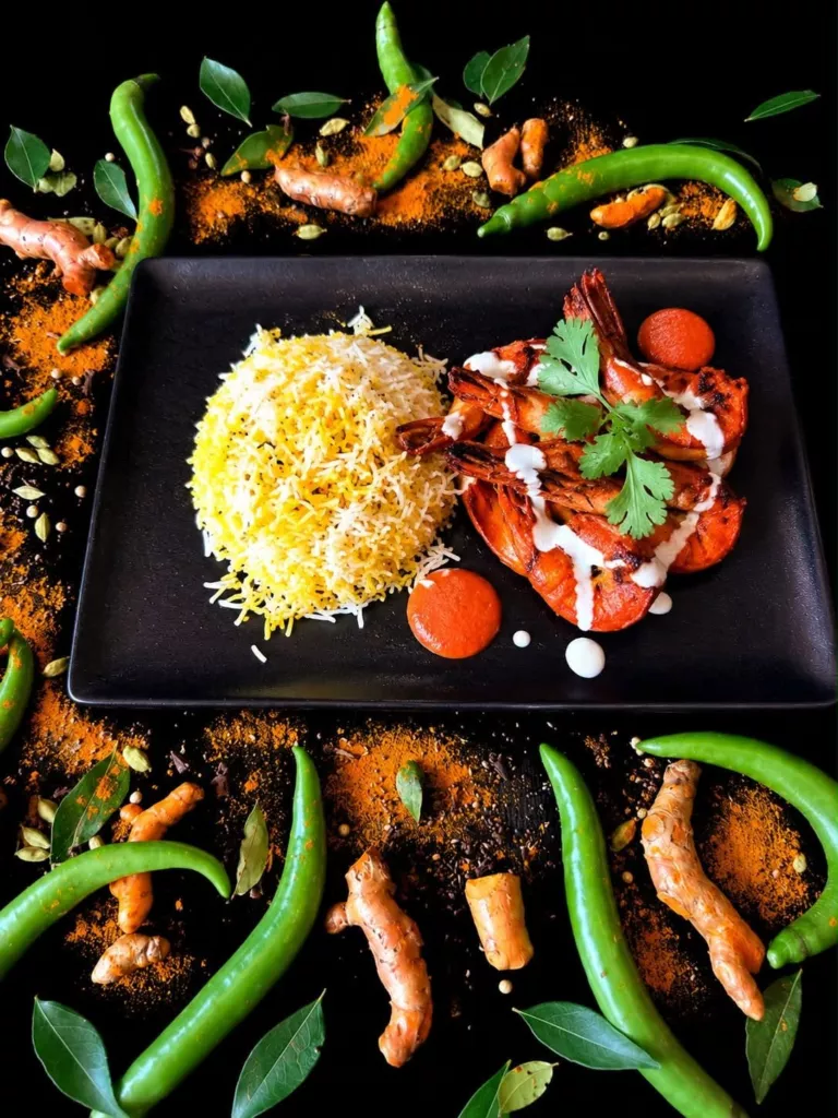 Gambas tandoori servies avec du riz sur une assiette noire