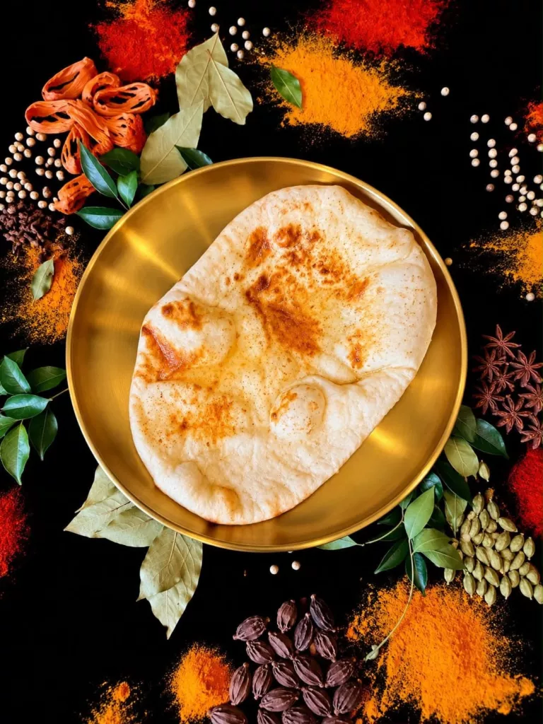 Pain naan sur une assiette dorée
